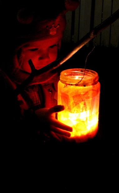 Lapsi ja hohtava lyhty